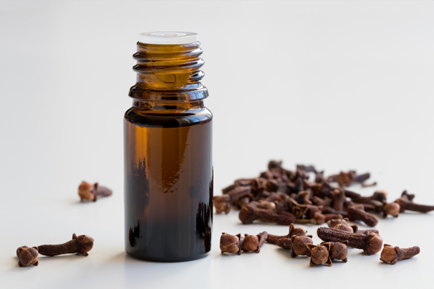 How to use clove oil for mould: three ways to remove black spots