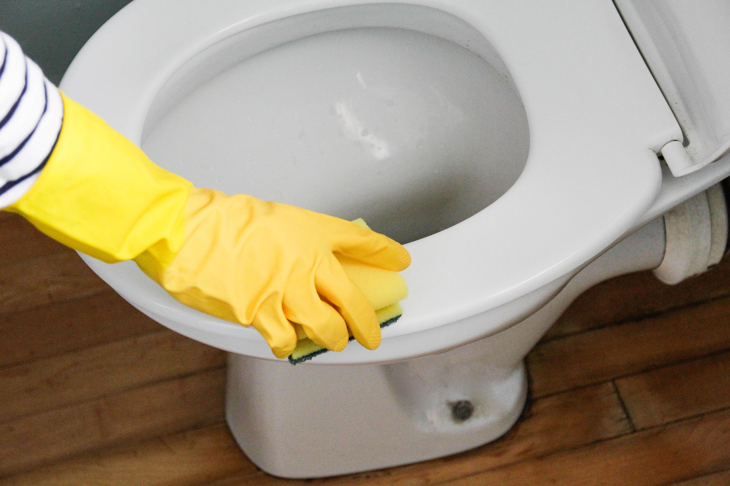 http://www.bhg.com.au/media/51420/cleaning-toilet-stains.jpg