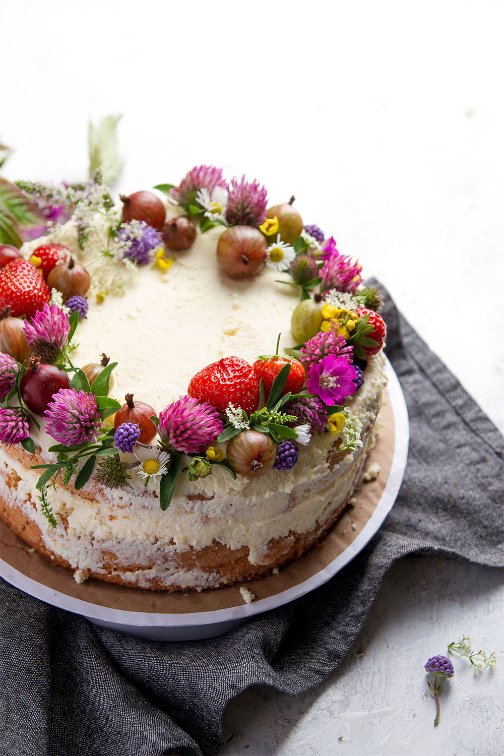 Edible flower wedding cake | A petite wedding cake with edib… | Flickr