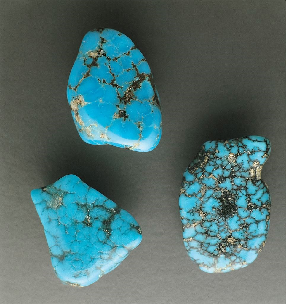 Какой камень счастья. Бирюза камень. Бирюза минерал. Молодая бирюза. Говлит цвета голубого лазурно бирюзового.