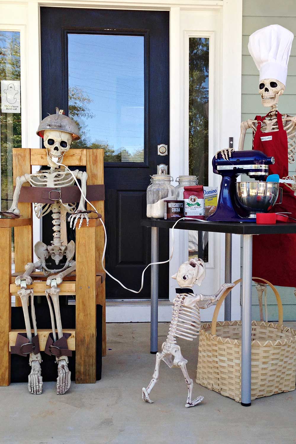 Creative Halloween display lets Lumberton residents keep up with the Bones  | Halloween outside, Halloween displays, Outdoor halloween