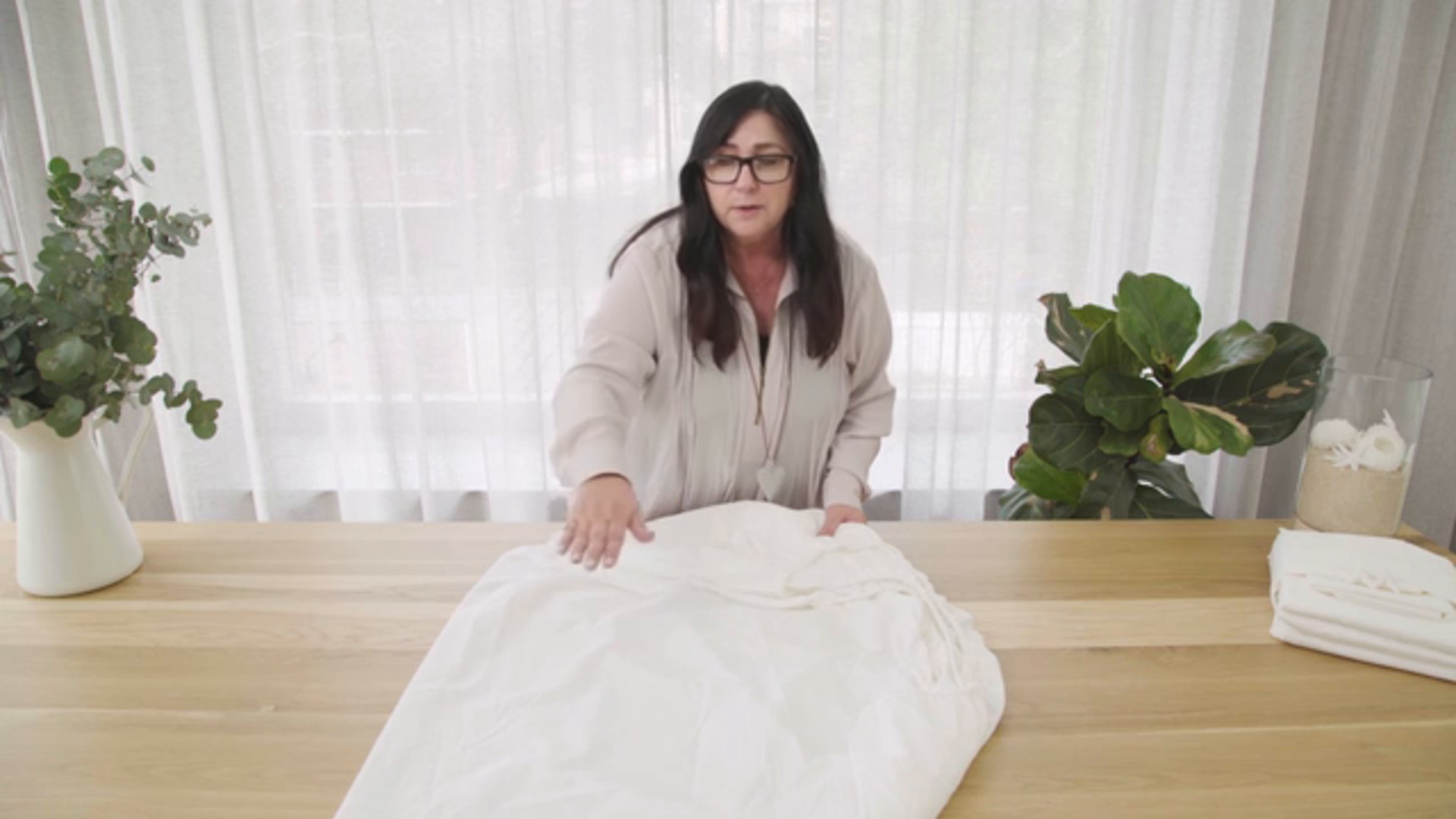 How to fold a fitted sheet